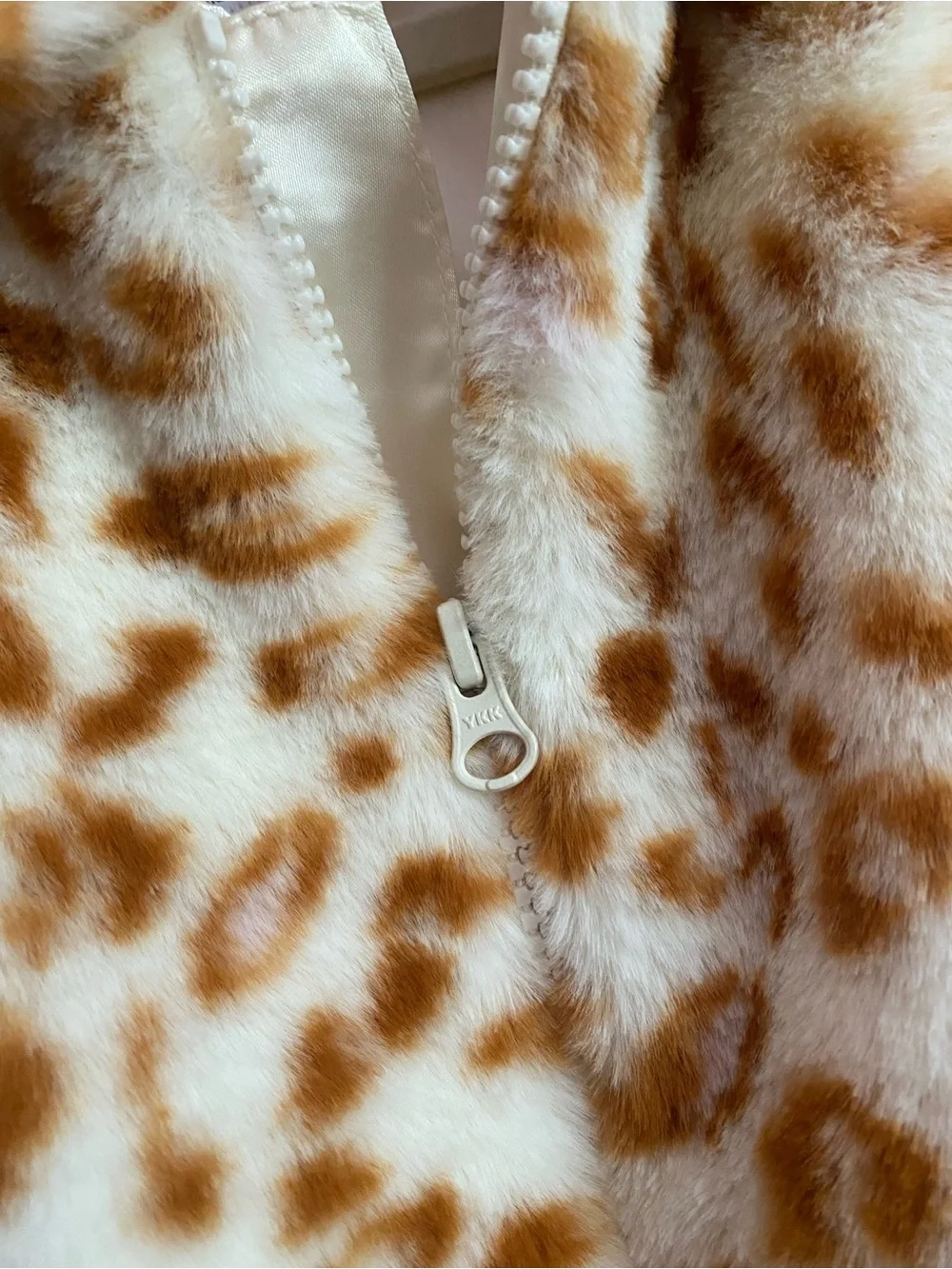 Amazon Essentials Girls' Faux Fur Leopard Print Jacket - White & Brown